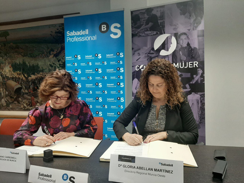 Firma del convenio de Colabora Mujer con el Banco de Sabadell